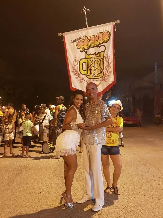 Banda Tô Bebo arrasta foliões com muito brilho, samba no pé e alegria nas ruas!